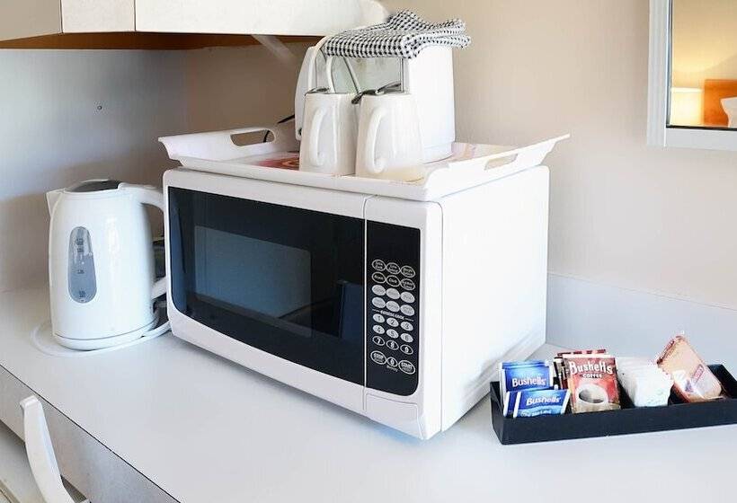 اتاق خانوادگی, Almond Inn Motel