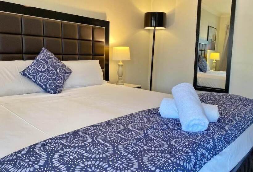 اتاق خانوادگی, Almond Inn Motel