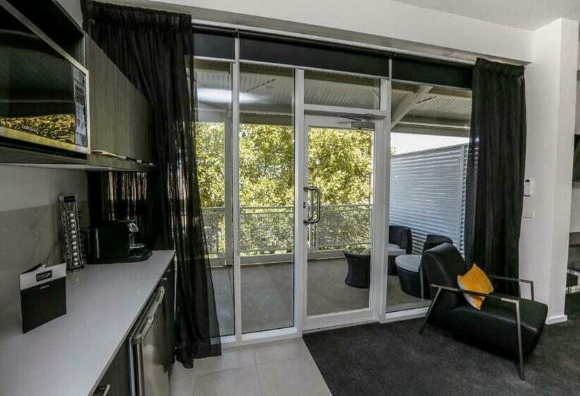 إستديو قياسى مزود بشرفة, Indulge Apartments  Cbd