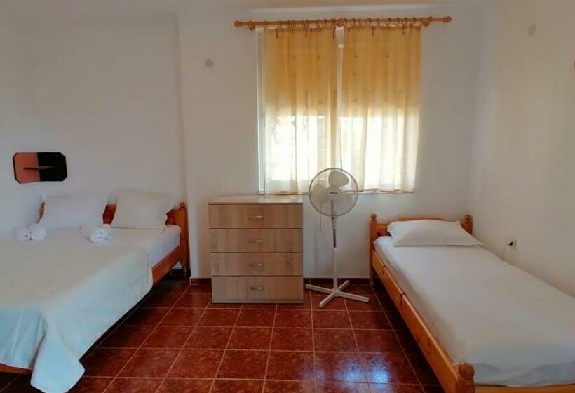 غرفة قياسية ثلاثية, Guest House Sokratovi