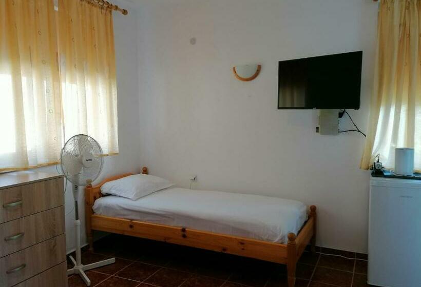 غرفة قياسية ثلاثية, Guest House Sokratovi