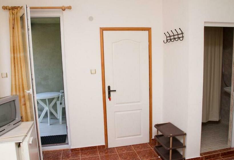 غرفة قياسية ثلاثية, Guest House Sokratovi