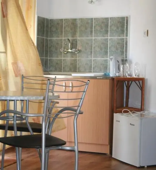 استودیوی استاندارد, Guest House Sokratovi