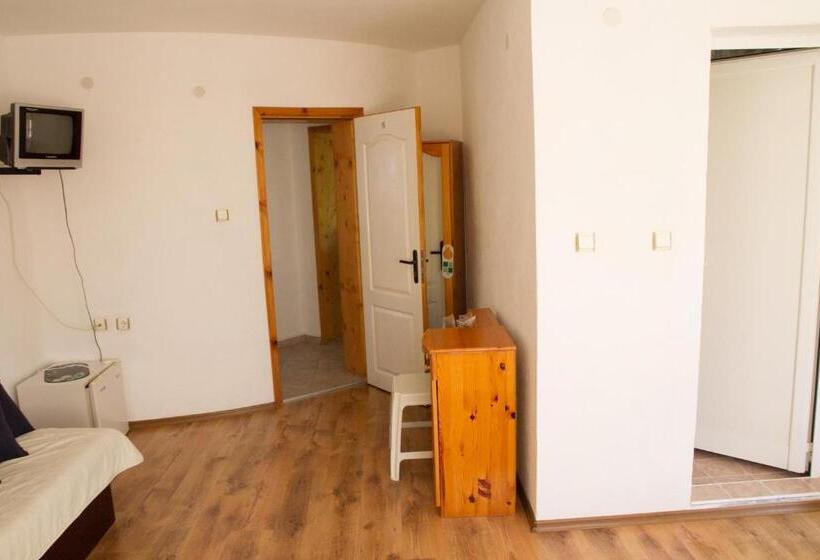 غرفة قياسية رباعية, Guest House Sokratovi