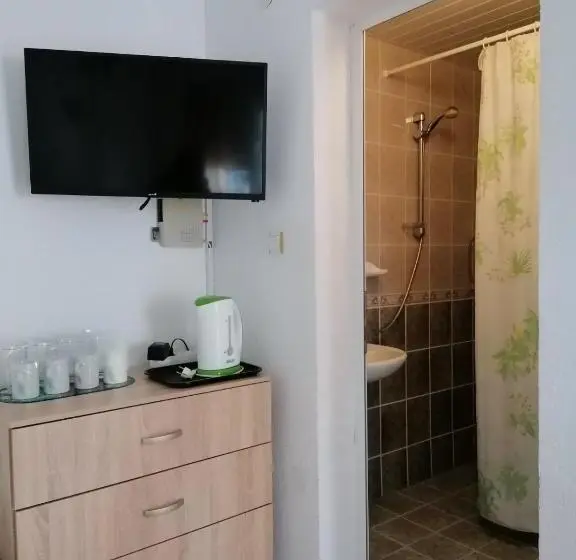 اتاق استاندارد سه نفره, Guest House Sokratovi