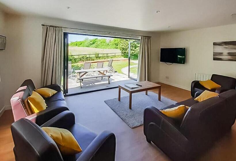 4间卧室的房子, Eastcott Lodges