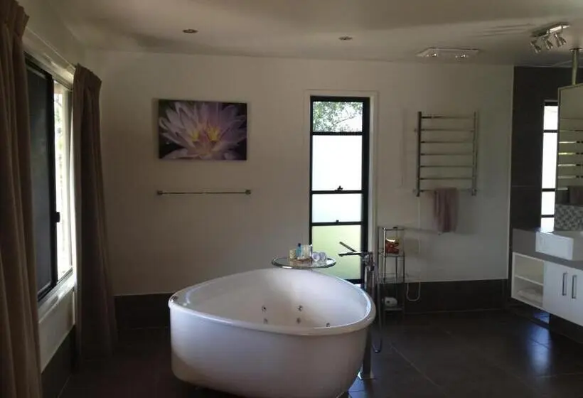デラックススタジオ, Melawondi Spring Retreat