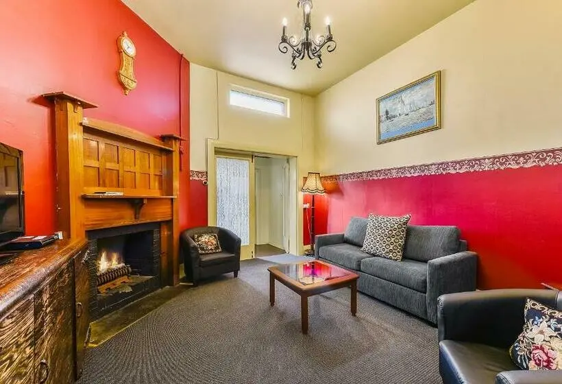 سوییت, Wyatt Guest House