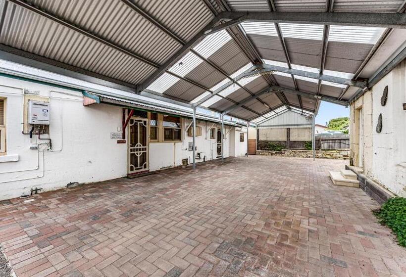 Люкс, Wyatt Guest House