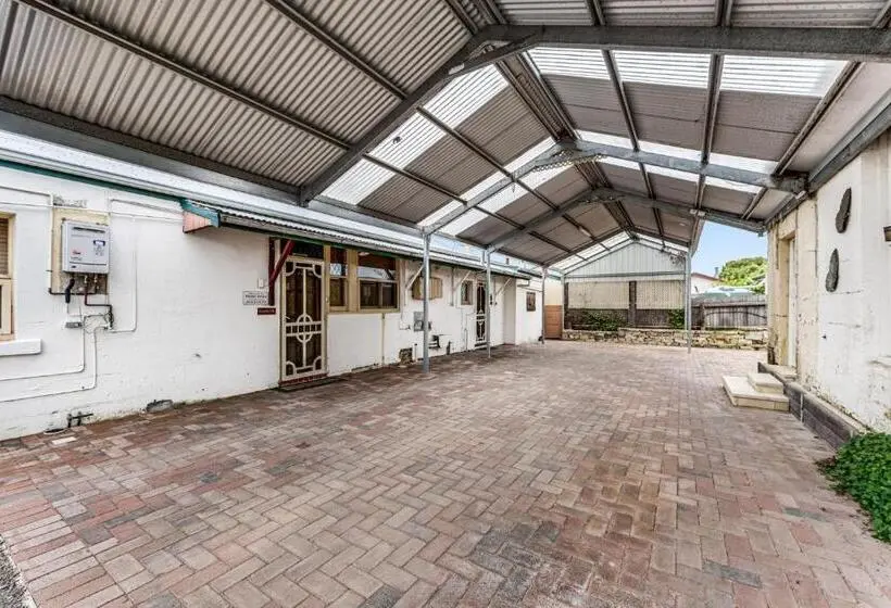 سوییت, Wyatt Guest House