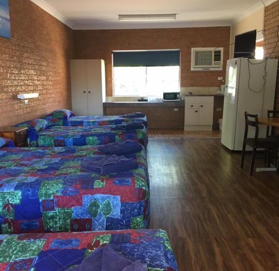 סוויטה משפחתית, Coonamble Motel