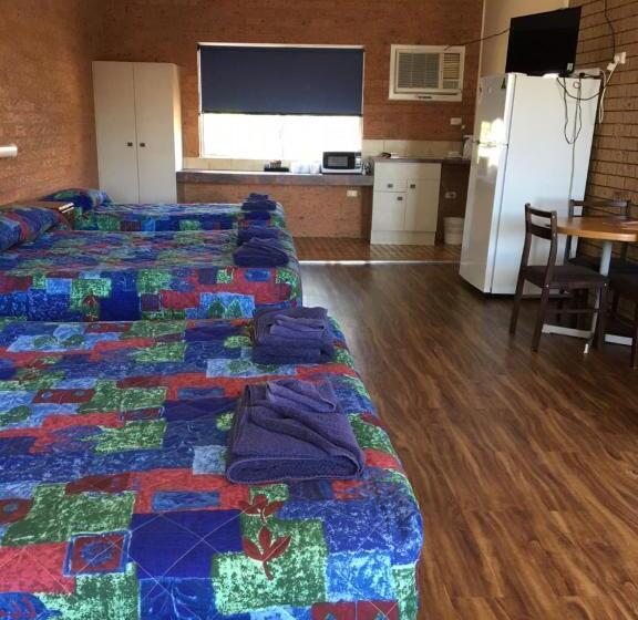 סוויטה משפחתית, Coonamble Motel