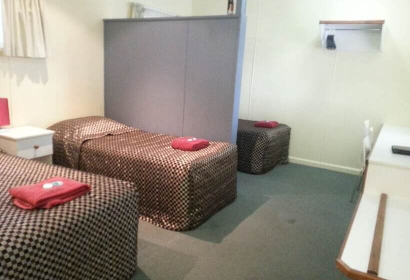 غرفة عائلية, High Street Motel