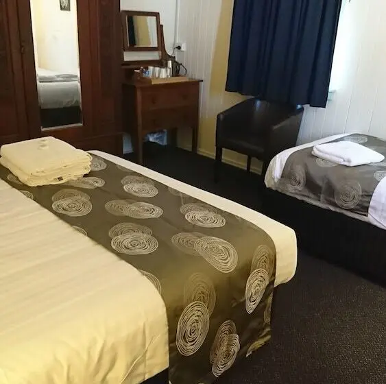 バスルーム共有のトリプルスタンダード, Maleny