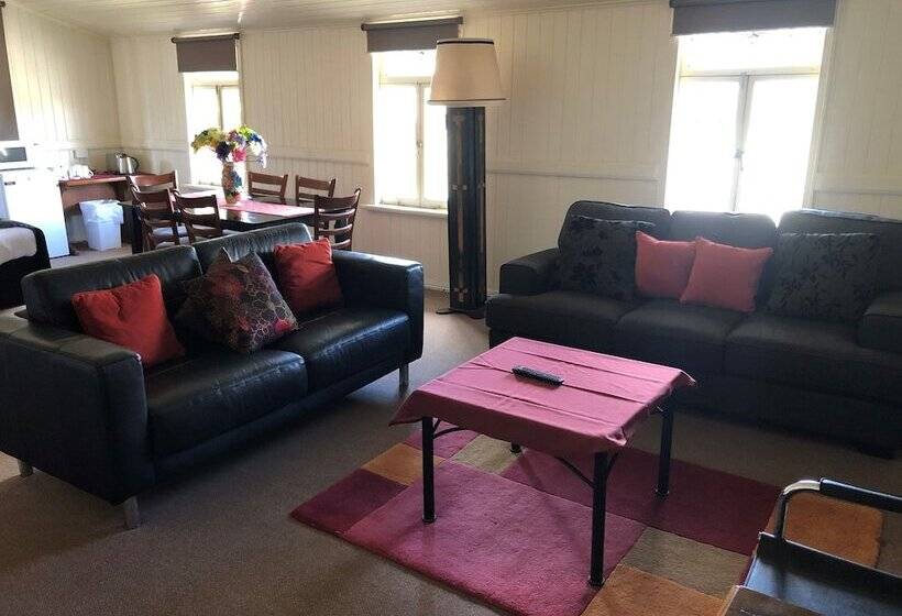 패밀리 룸 공용 욕실, Maleny