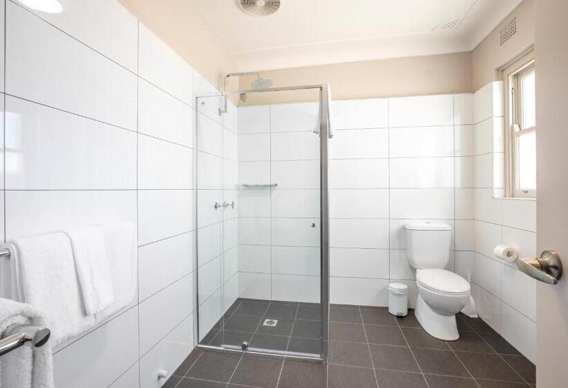 패밀리 스튜디오, Nightcap At Ocean Beach