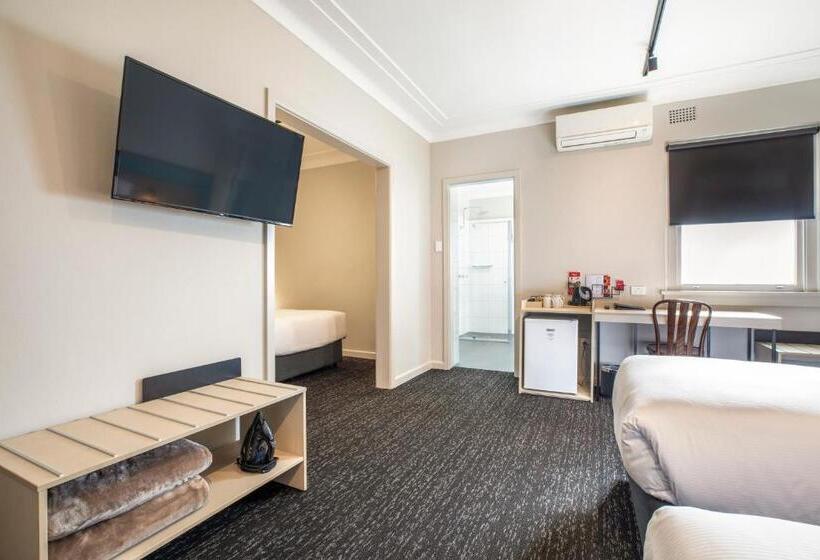 패밀리 스튜디오, Nightcap At Ocean Beach