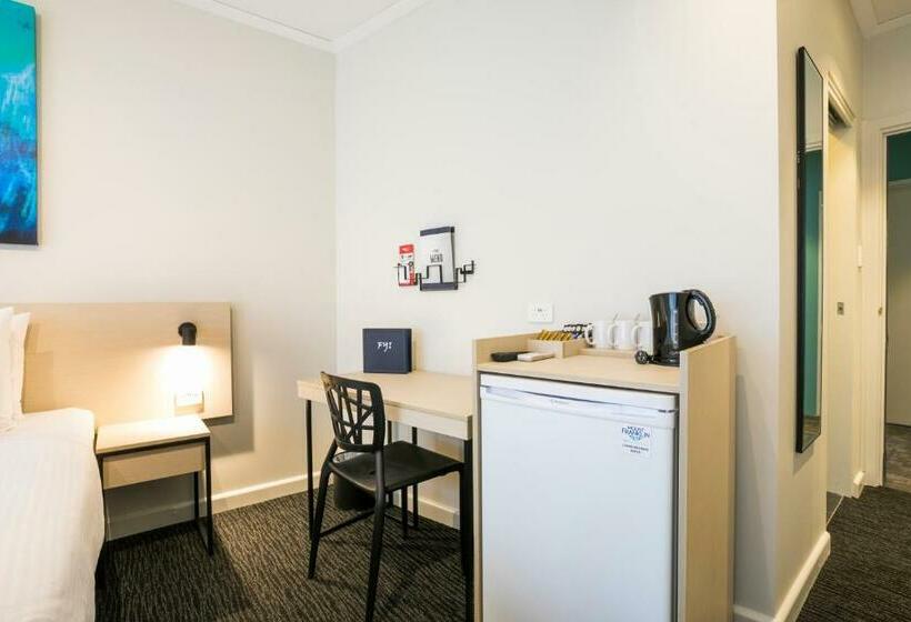 패밀리 스튜디오, Nightcap At Playford Tavern