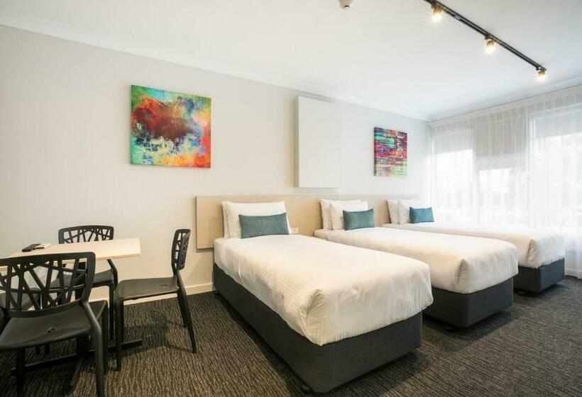 패밀리 스튜디오, Nightcap At Playford Tavern