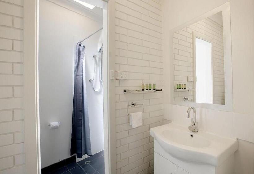 스탠다드 룸, Nightcap At Playford Tavern