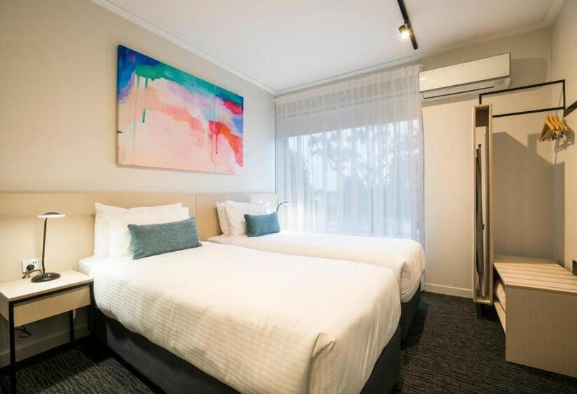 스탠다드 룸, Nightcap At Playford Tavern