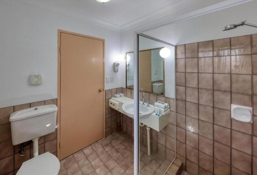 חדר משפחתי, Southern Comfort Motor Inn