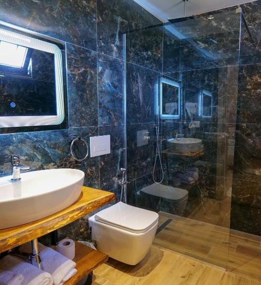 اتاق لوکس سه تخته, Bora Bora Hotel Ksamil