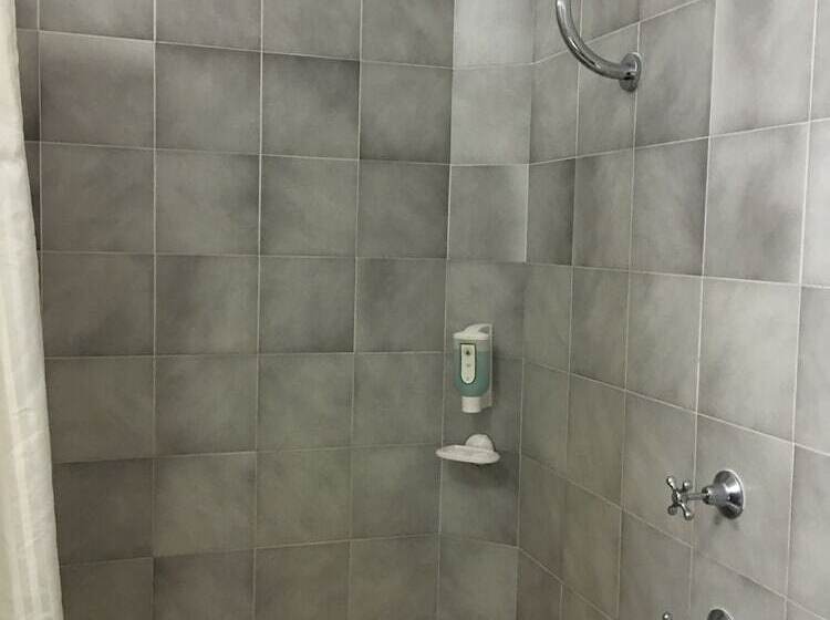 חדר משפחתי, Club Inn Motel