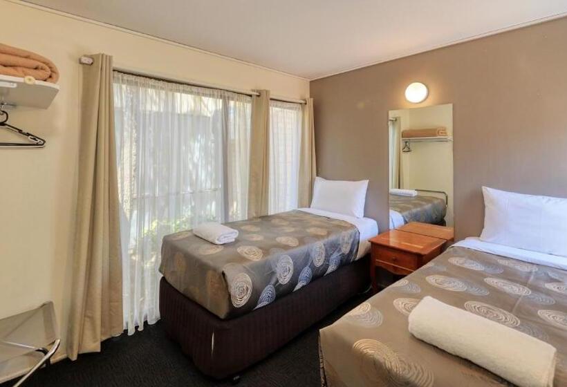 דירת שני חדרים, Executive Hideaway