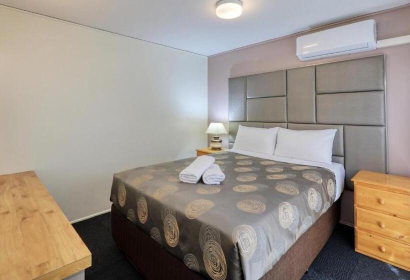 דירת שני חדרים, Executive Hideaway