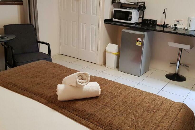 带大床的标准间, Gold Coast Airport Motel   Only 300 Meters To Airport Terminal