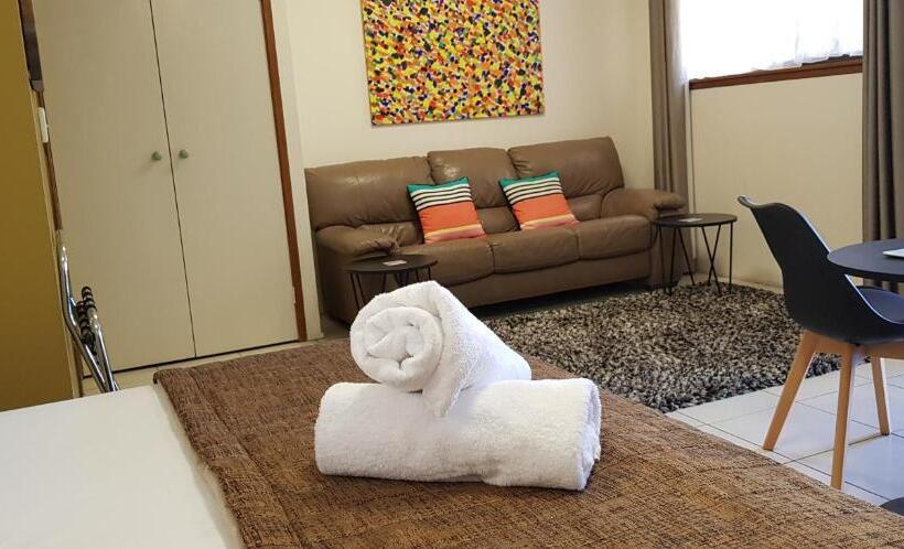 带大床的套房, Gold Coast Airport Motel   Only 300 Meters To Airport Terminal