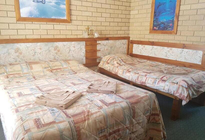 חדר משפחתי, Lake Front Motel