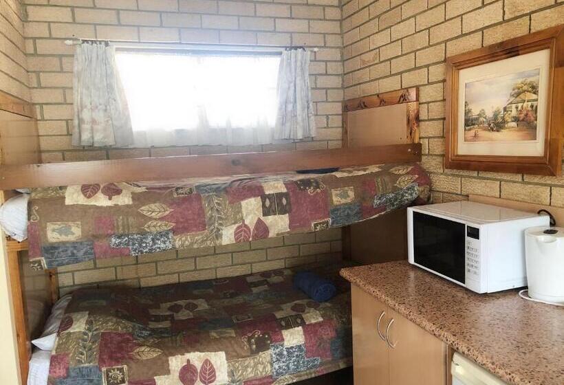 חדר משפחתי, Lake Front Motel