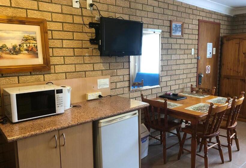 패밀리 룸, Lake Front Motel