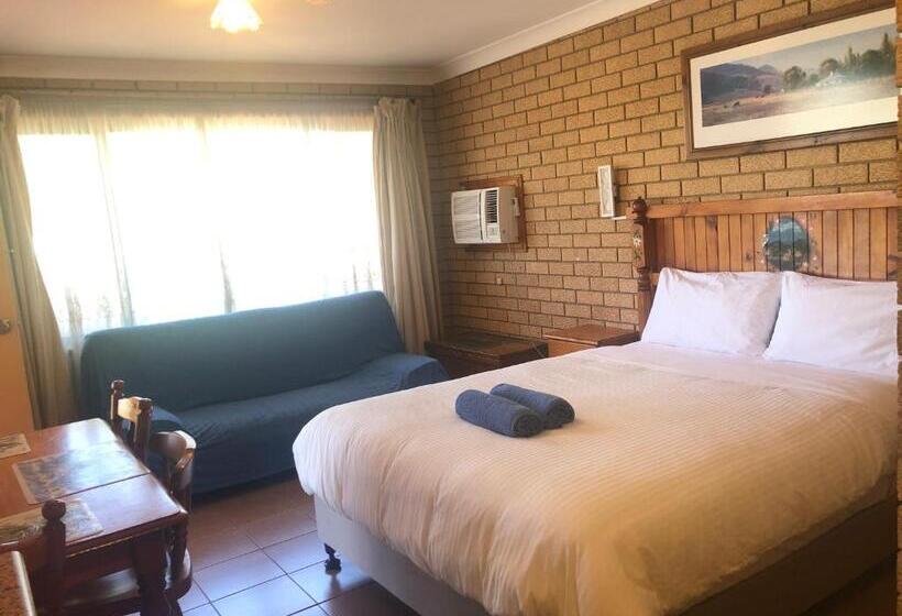 חדר משפחתי, Lake Front Motel