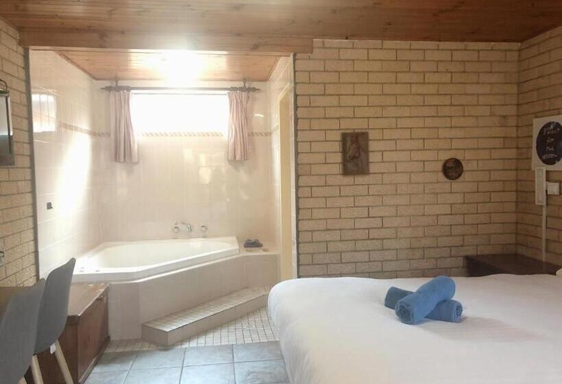 חדק דלוקס עם ג'קוזי, Lake Front Motel