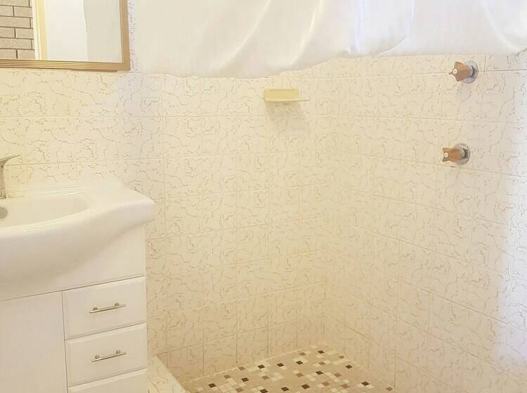 חדר משפחתי, Lake Front Motel