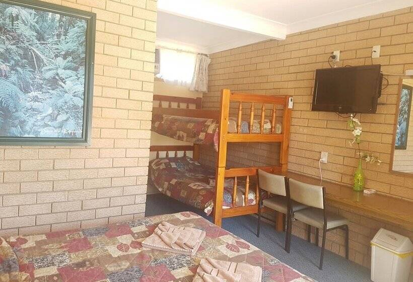 חדר משפחתי, Lake Front Motel