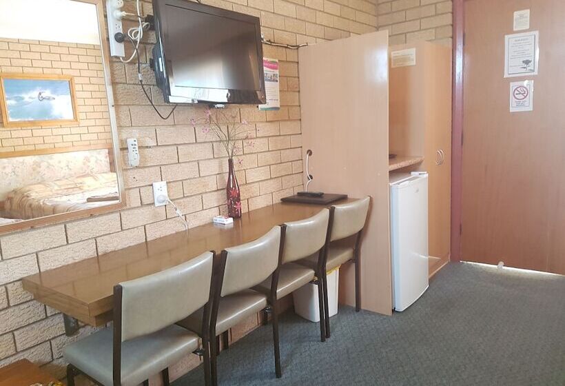 חדר משפחתי, Lake Front Motel