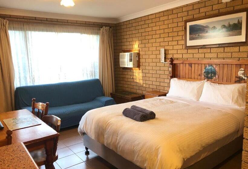 חדר משפחתי, Lake Front Motel