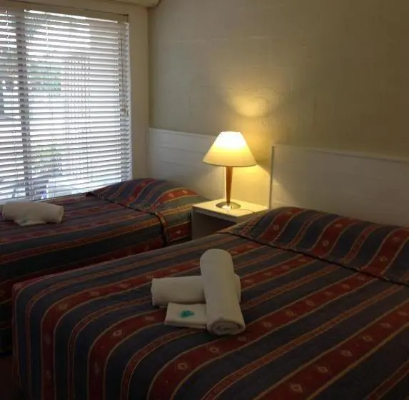 スタンダードスタジオ, Motel Farnboro