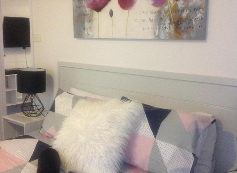 דירת שני חדרים, Motel Farnboro