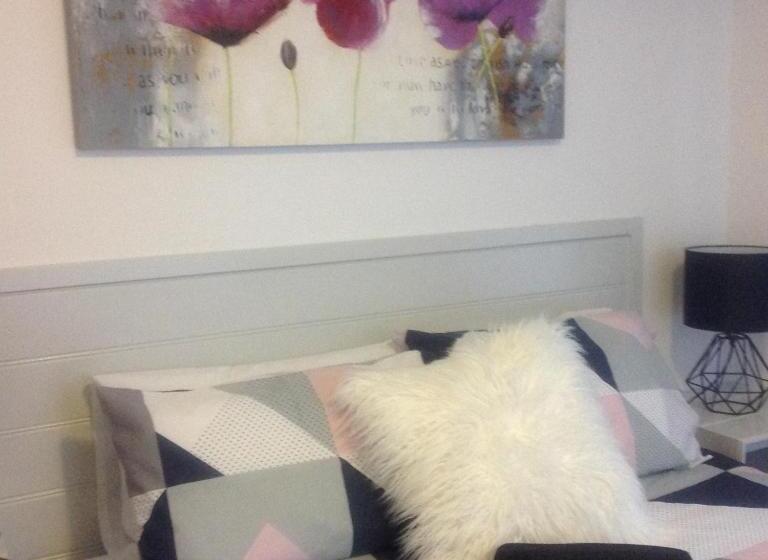 דירת שני חדרים, Motel Farnboro