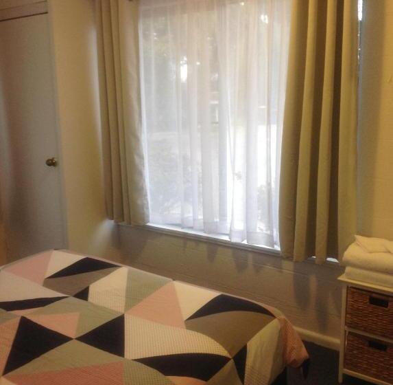 דירת שני חדרים, Motel Farnboro