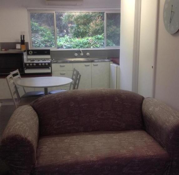 דירת שני חדרים, Motel Farnboro