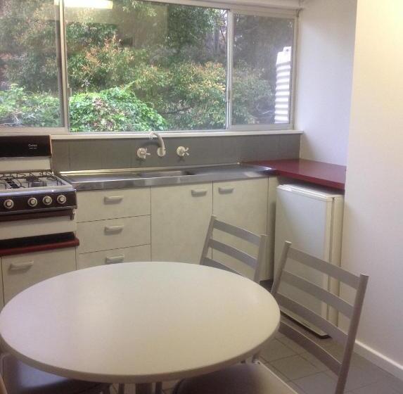 דירת שני חדרים, Motel Farnboro