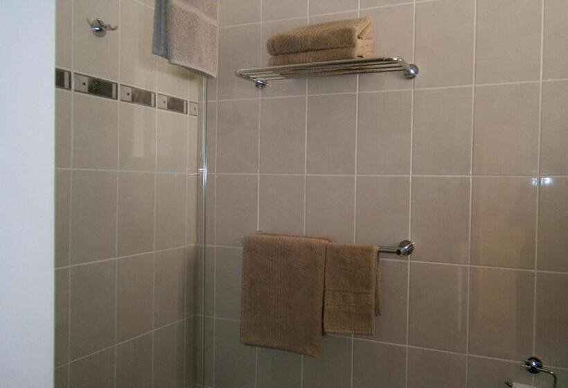 חדר משפחתי, Highlands Motor Inn