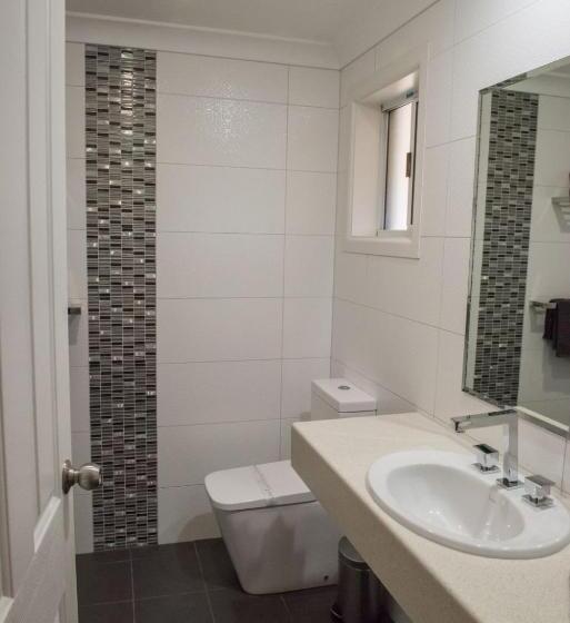 חדר משפחתי, Highlands Motor Inn