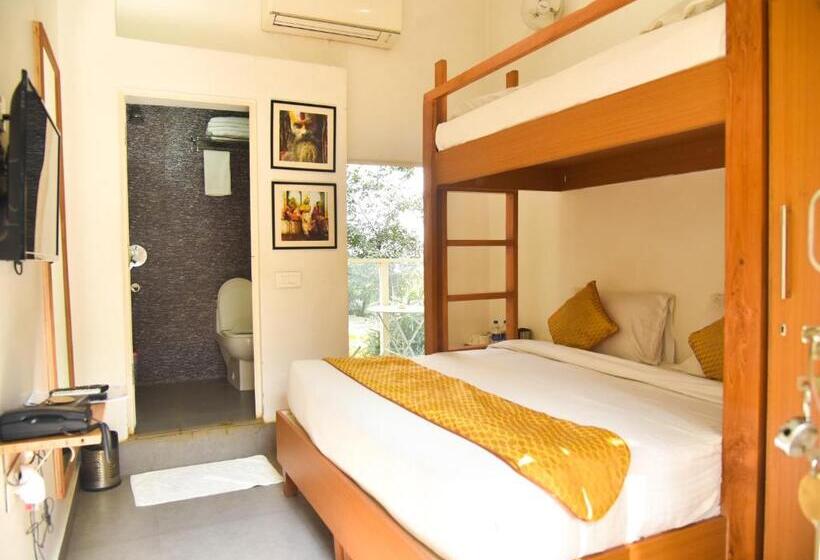 バルコニー付きスタンダードトリプルルーム, Stay Banaras  A Boutique